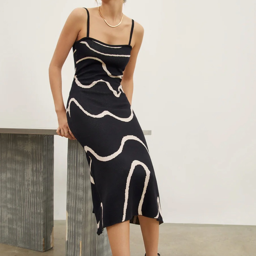 Commense Wavy Print Strap Midi Dress Black